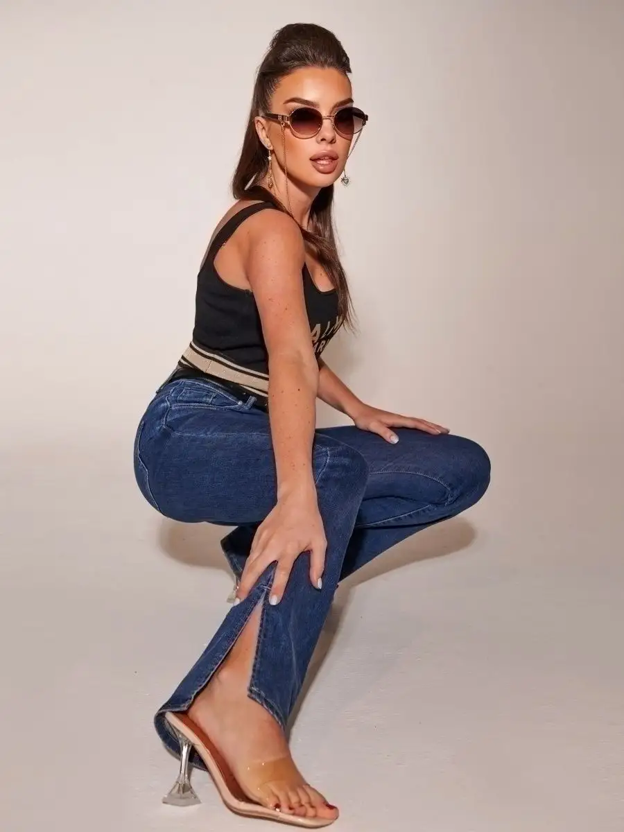 Джинсы клеш от колена с разрезами