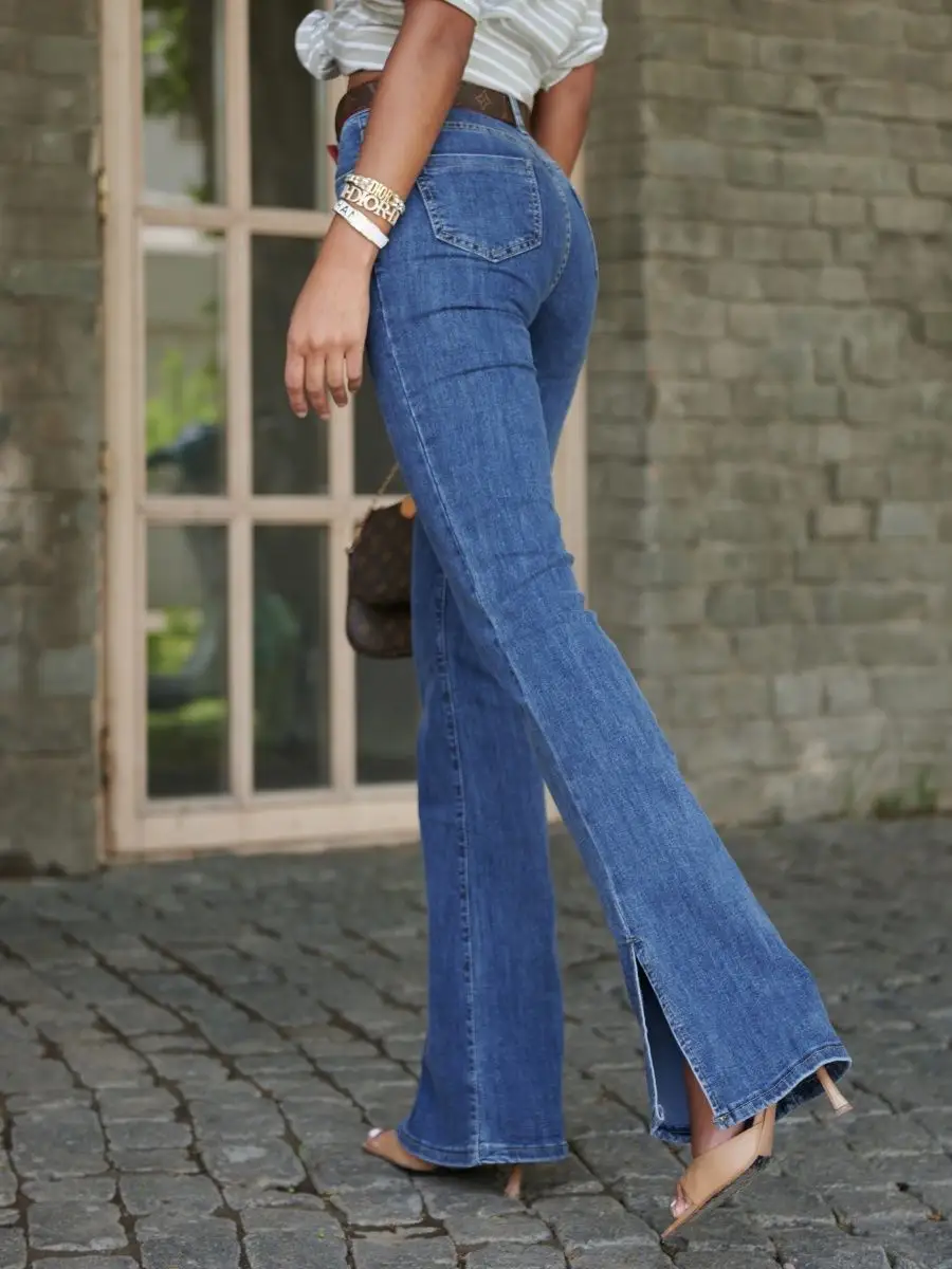 Джинсы клеш от колена с разрезами