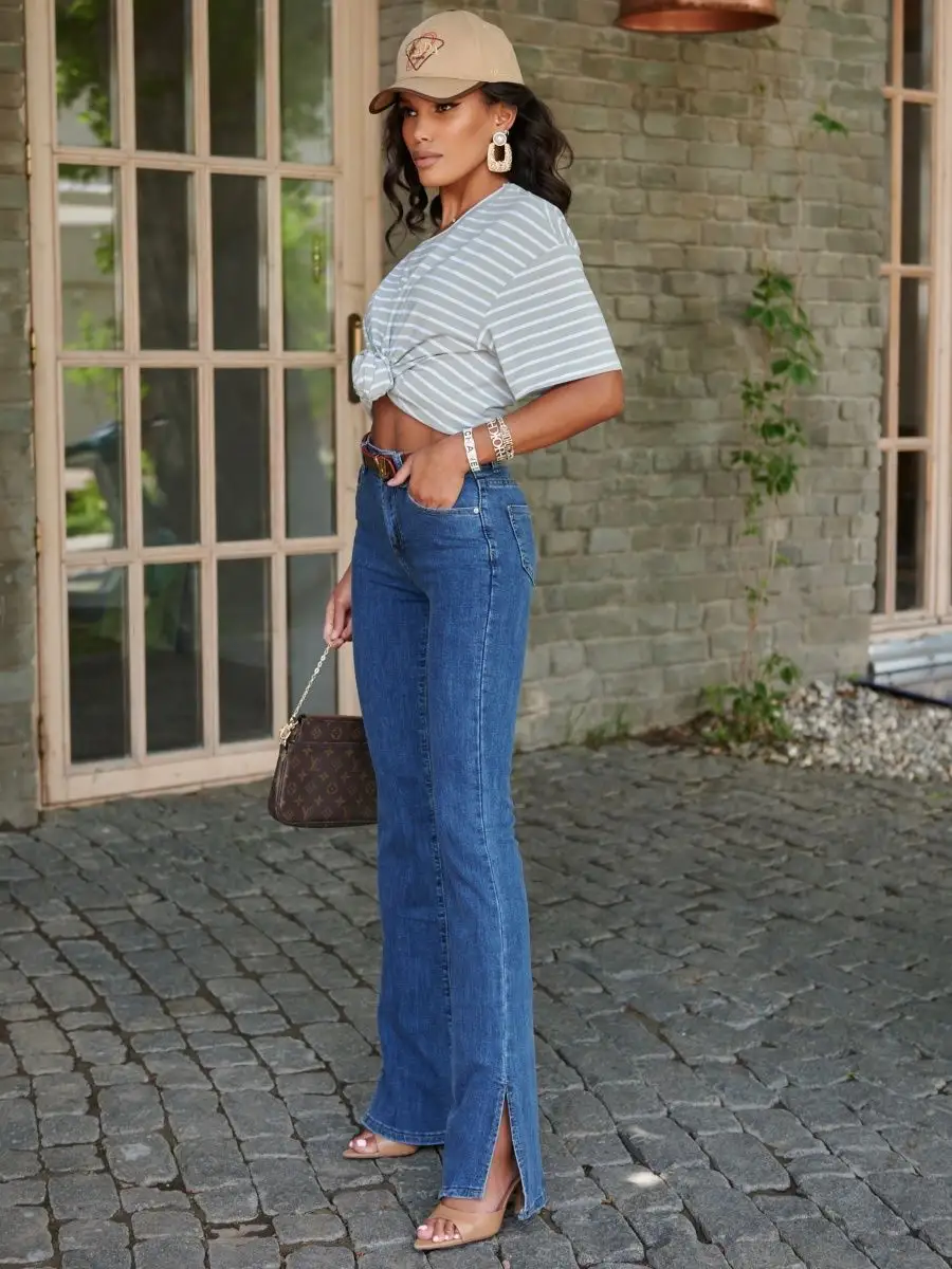 Джинсы клеш от колена с разрезами