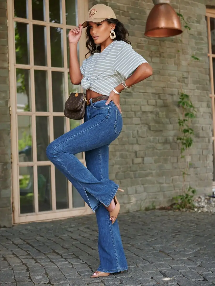 Джинсы клеш от колена с разрезами