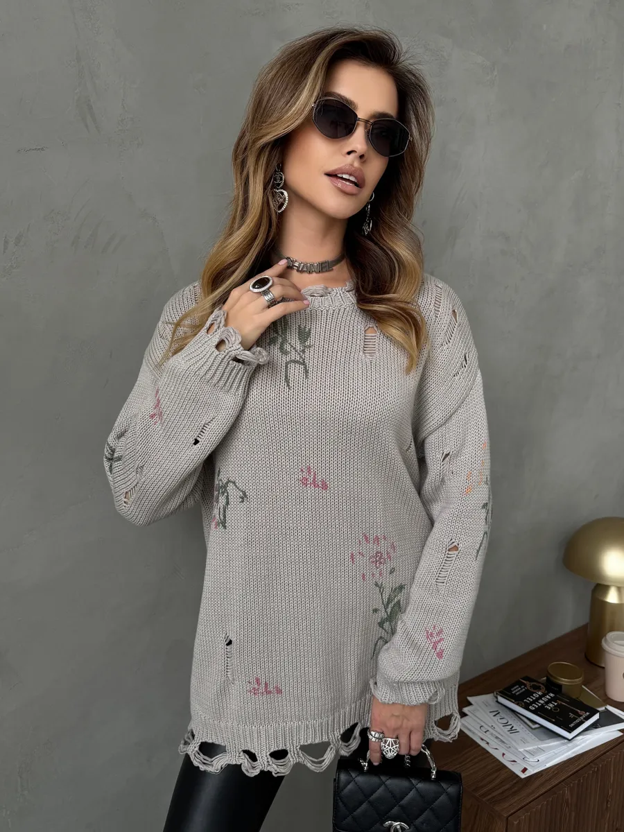 Серая кофта оверсайз нарядная с принтом рваная