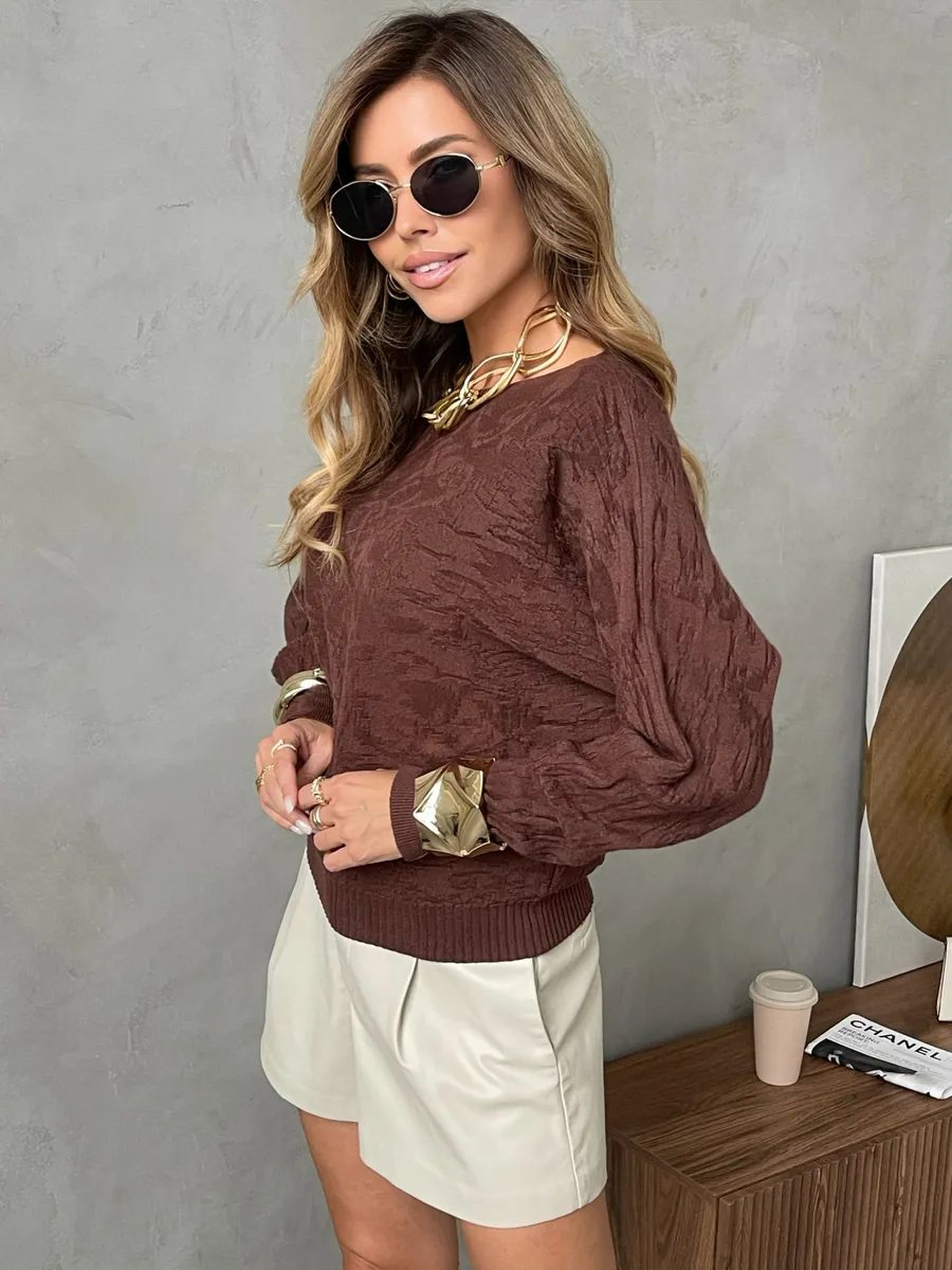 Коричневая кофта оверсайз с узорами