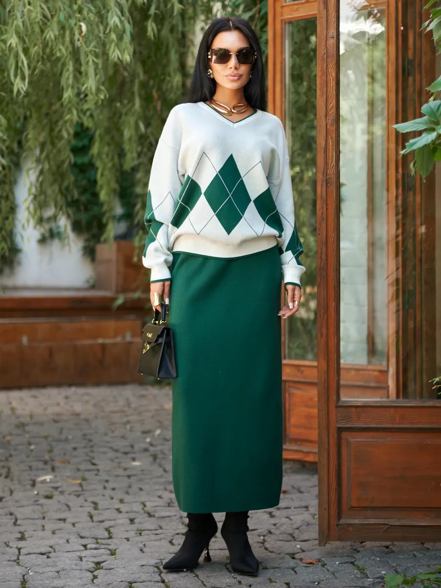 Зеленый костюм с юбкой теплый трикотажный