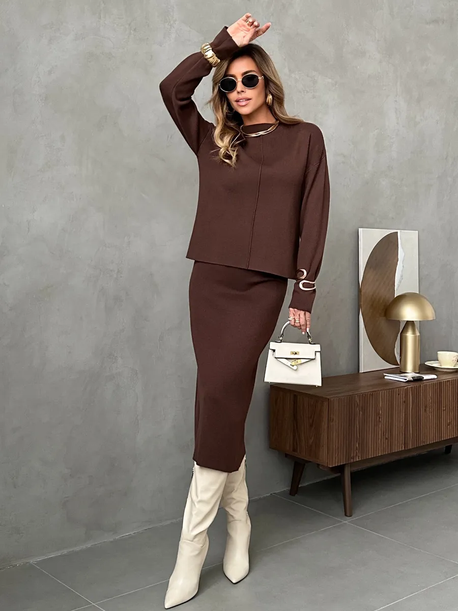 Коричневый костюм с юбкой теплый трикотажный