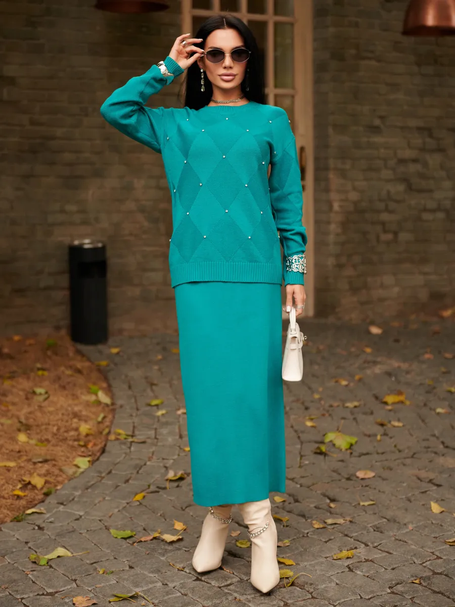 Зеленый теплый трикотажный костюм с юбкой