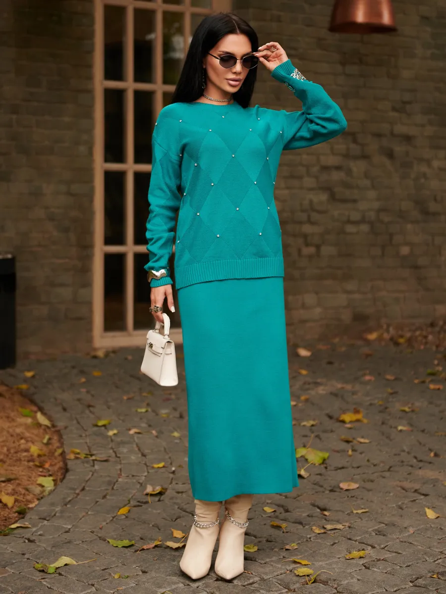 Зеленый теплый трикотажный костюм с юбкой