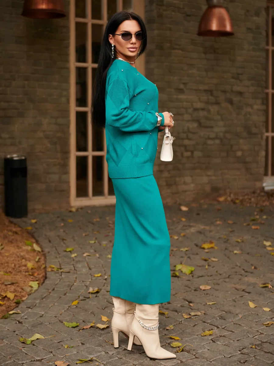 Зеленый теплый трикотажный костюм с юбкой