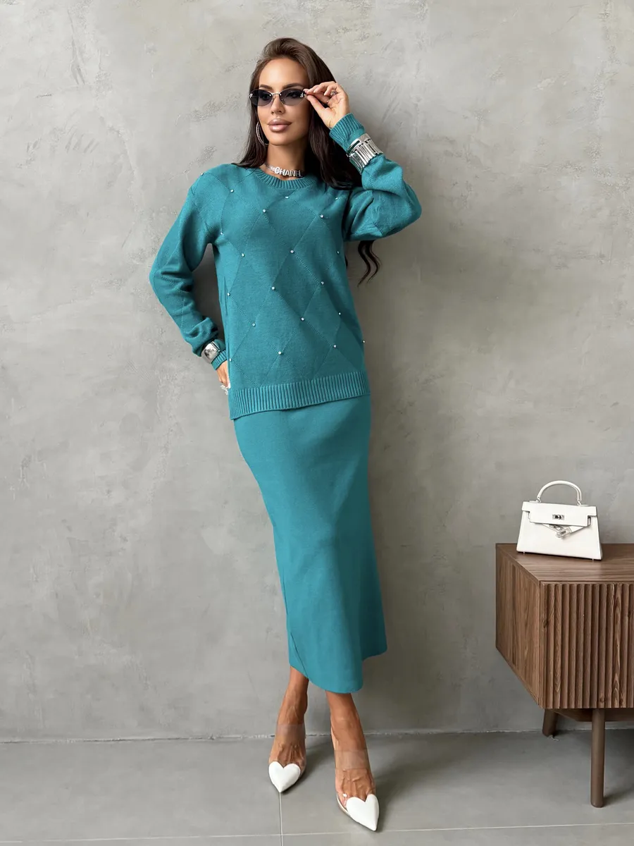 Зеленый теплый трикотажный костюм с юбкой