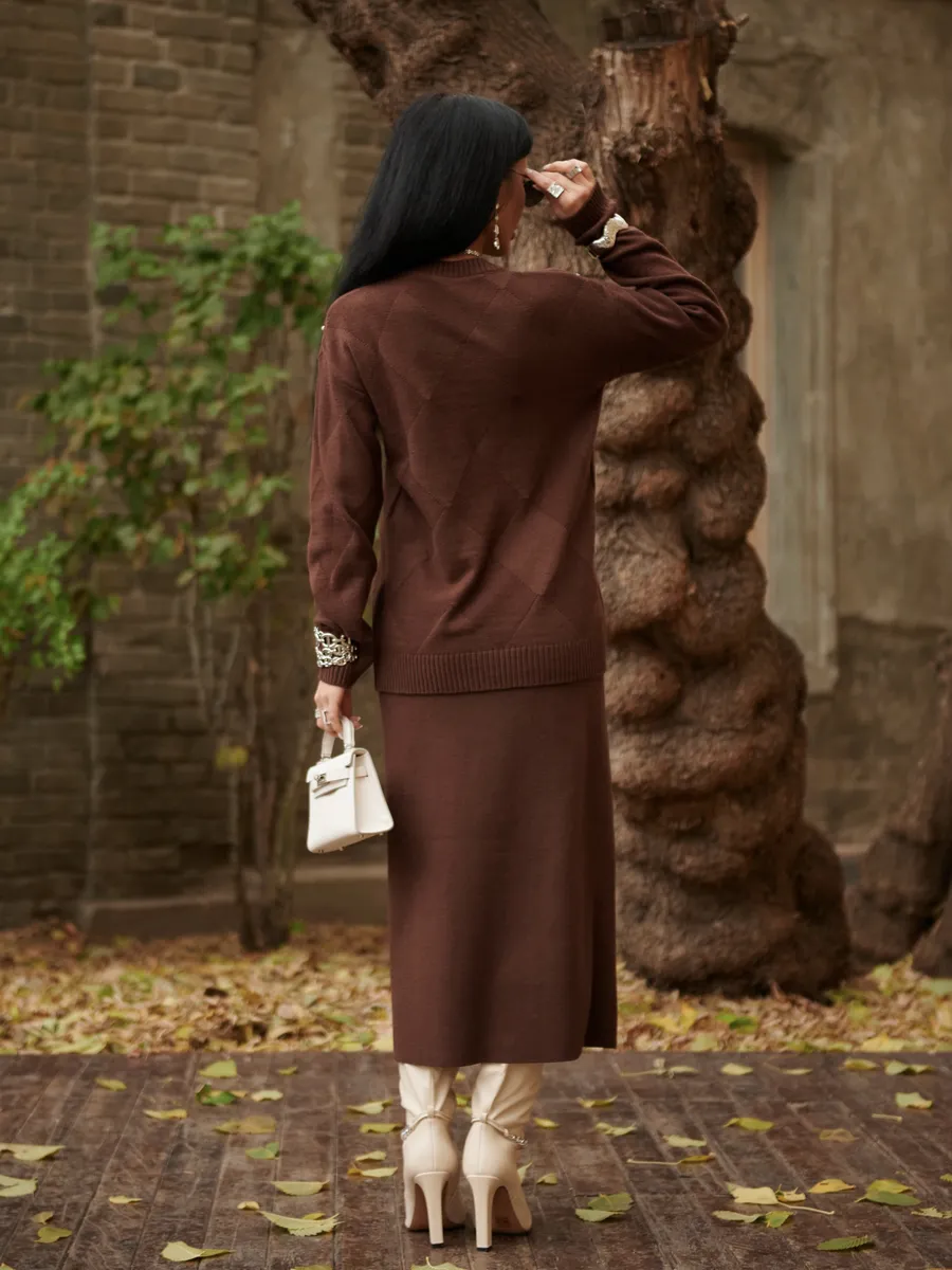 Коричневый теплый трикотажный костюм с юбкой