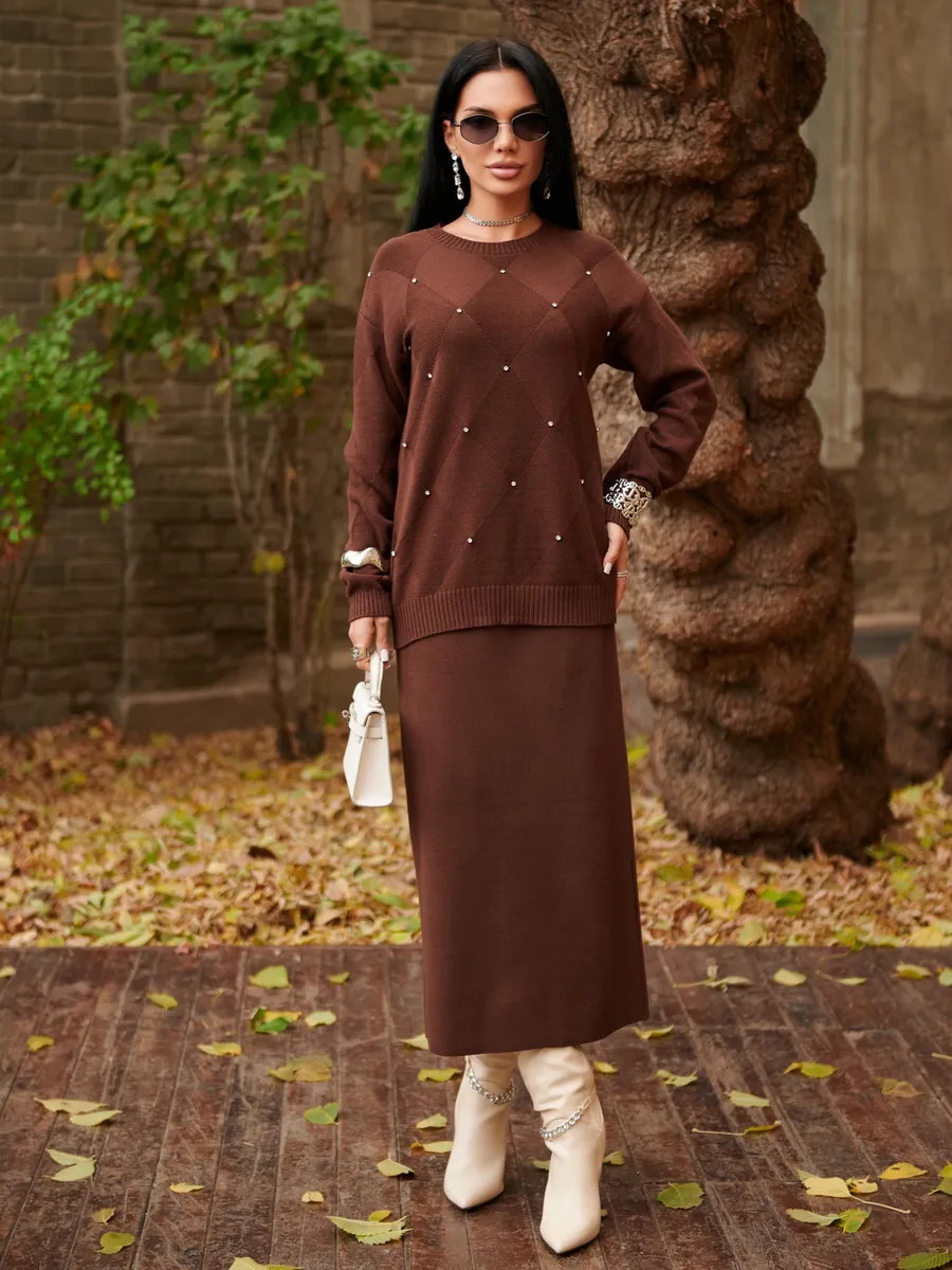 Коричневый теплый трикотажный костюм с юбкой