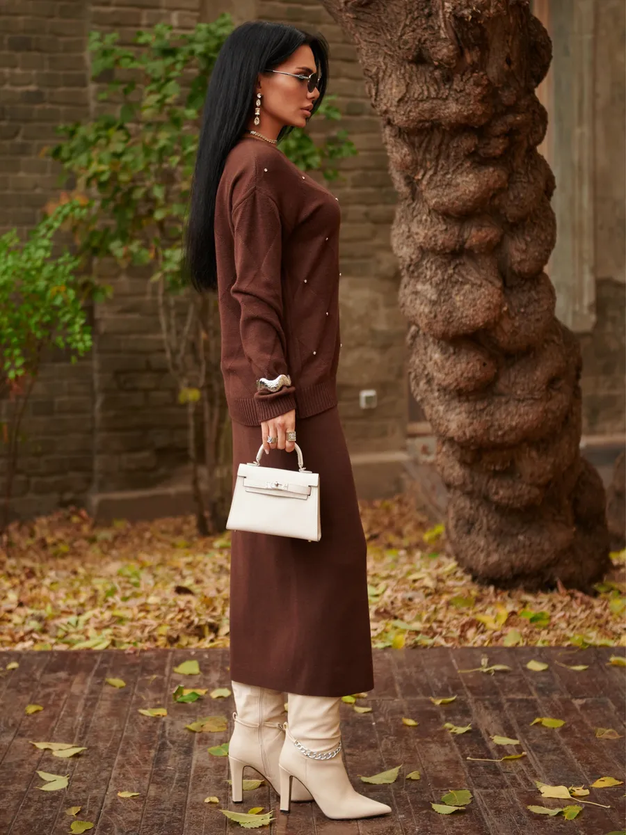 Коричневый теплый трикотажный костюм с юбкой