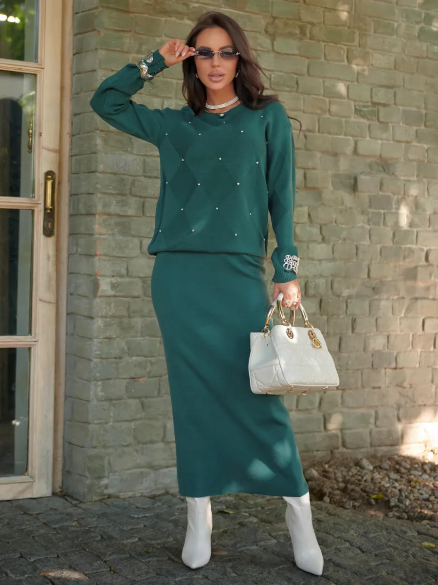 Темно-зеленый теплый трикотажный костюм с юбкой