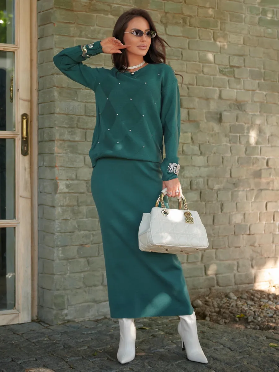 Темно-зеленый теплый трикотажный костюм с юбкой