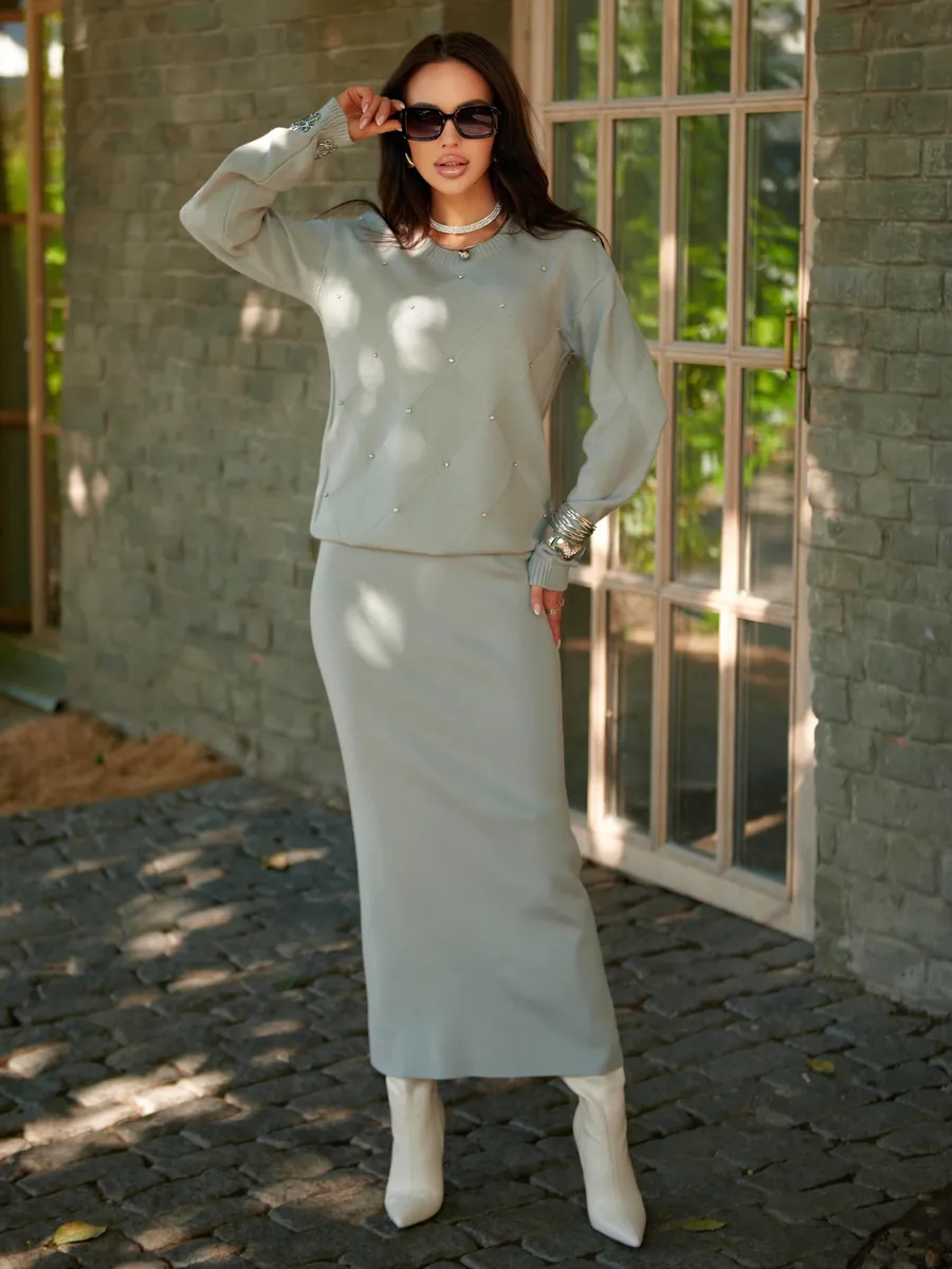 Серый теплый трикотажный костюм с юбкой