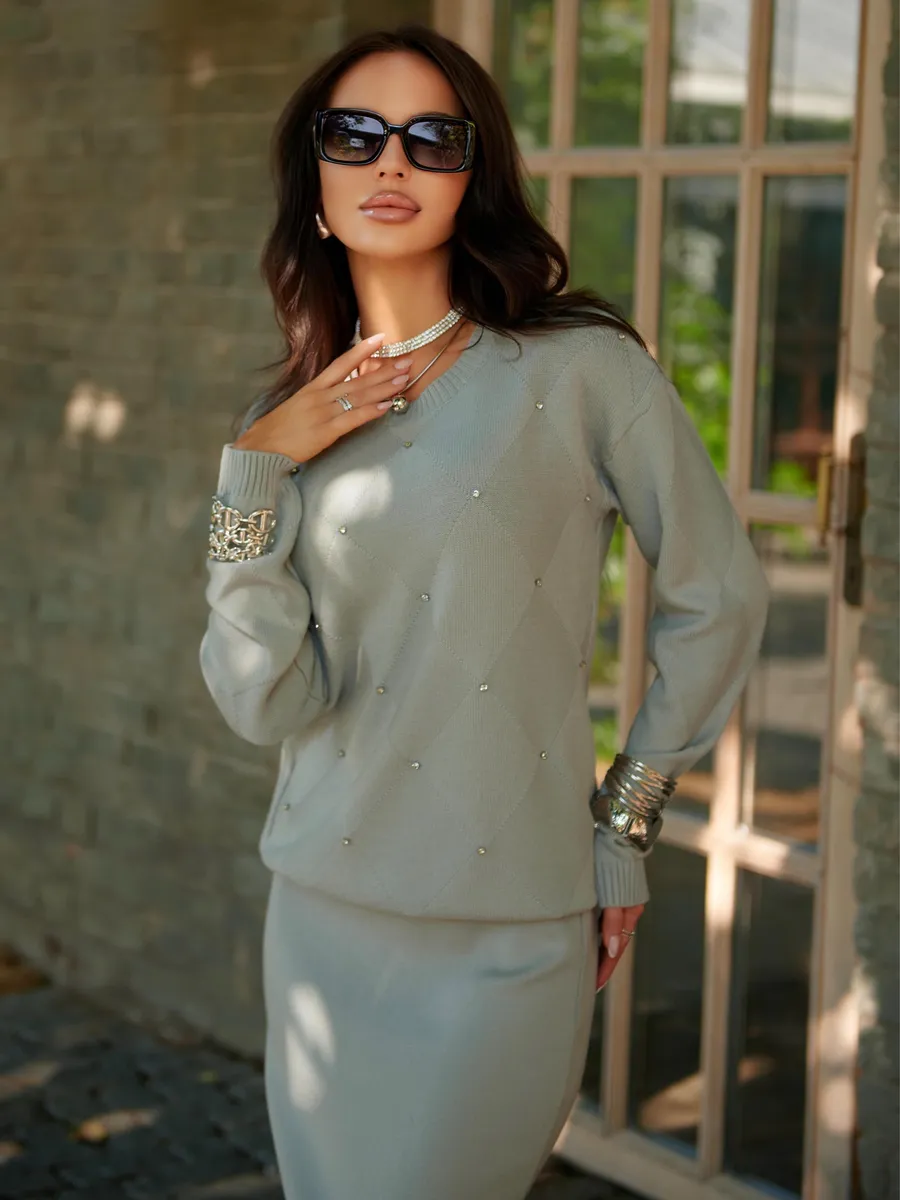 Серый теплый трикотажный костюм с юбкой