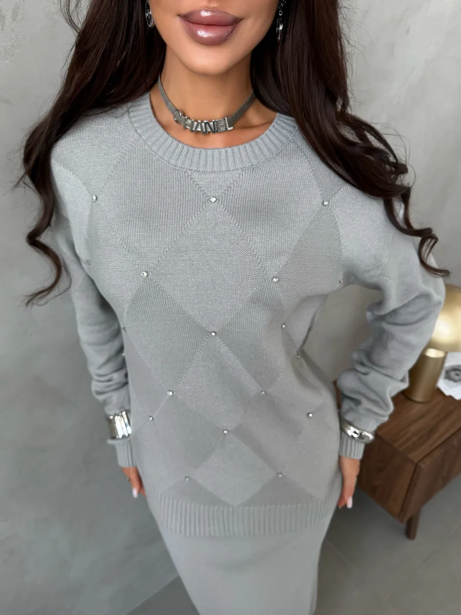 Серый теплый трикотажный костюм с юбкой