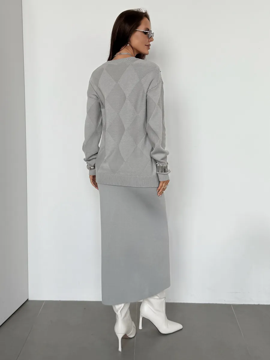 Серый теплый трикотажный костюм с юбкой