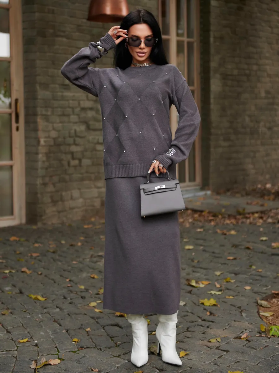 Темно-серый теплый трикотажный костюм с юбкой