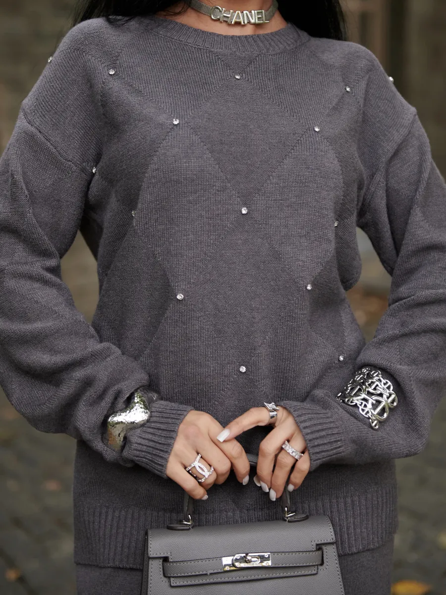 Темно-серый теплый трикотажный костюм с юбкой