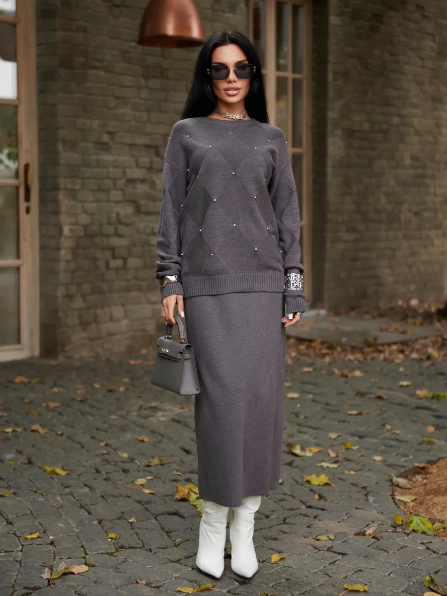 Темно-серый теплый трикотажный костюм с юбкой