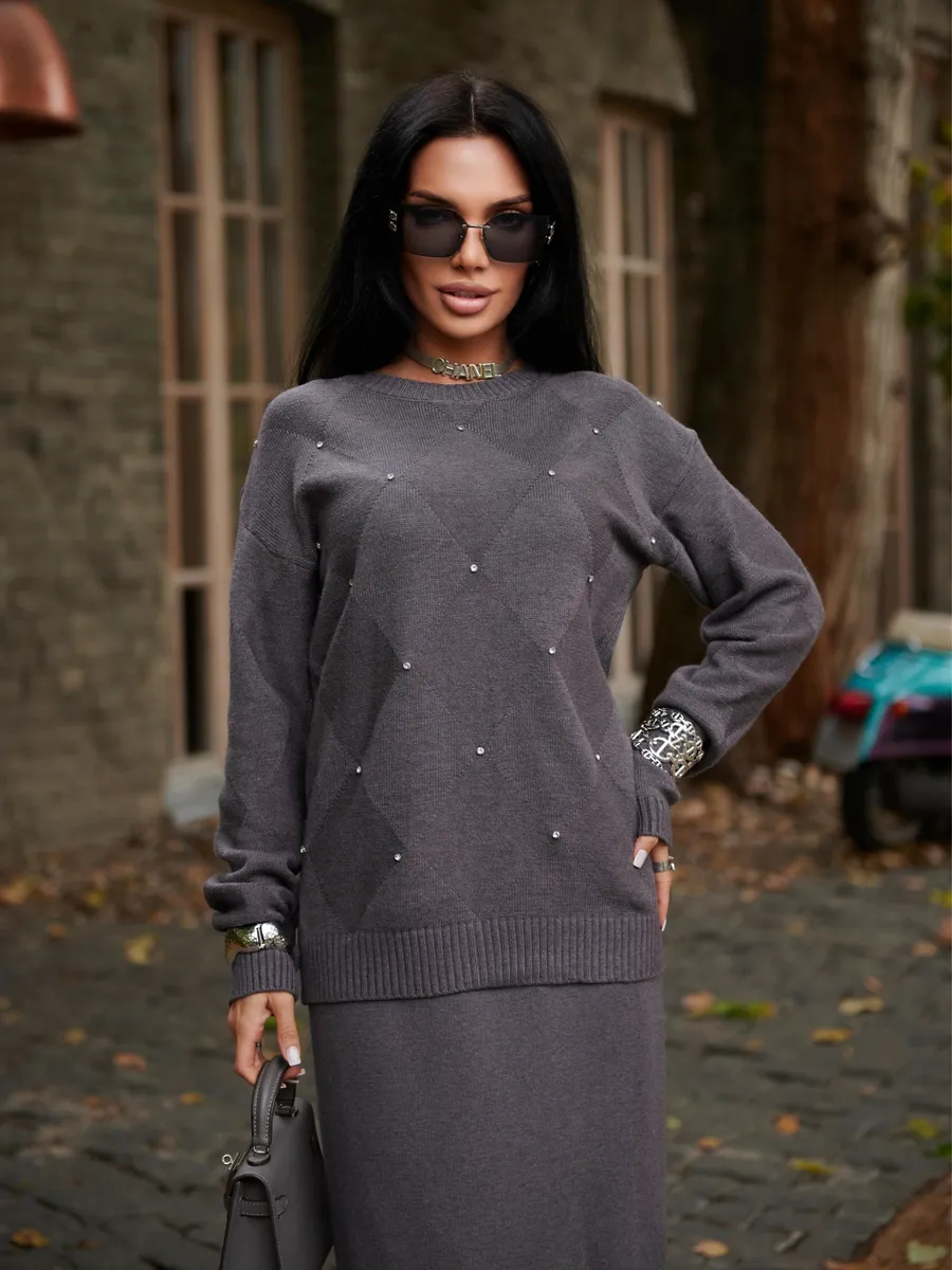 Темно-серый теплый трикотажный костюм с юбкой