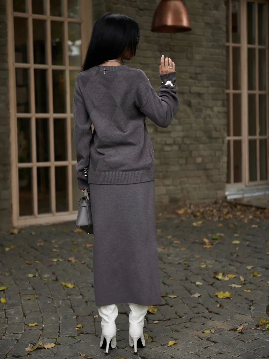 Темно-серый теплый трикотажный костюм с юбкой
