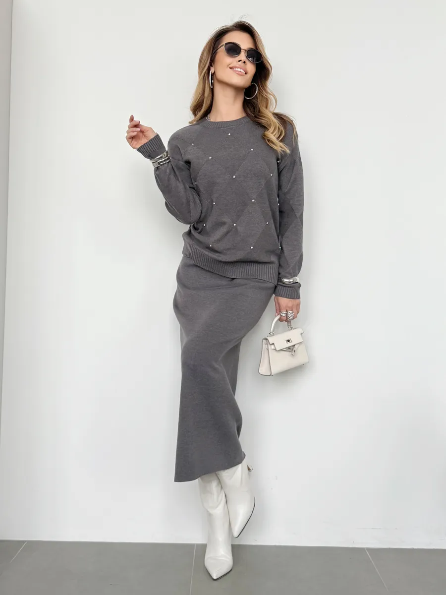 Темно-серый теплый трикотажный костюм с юбкой