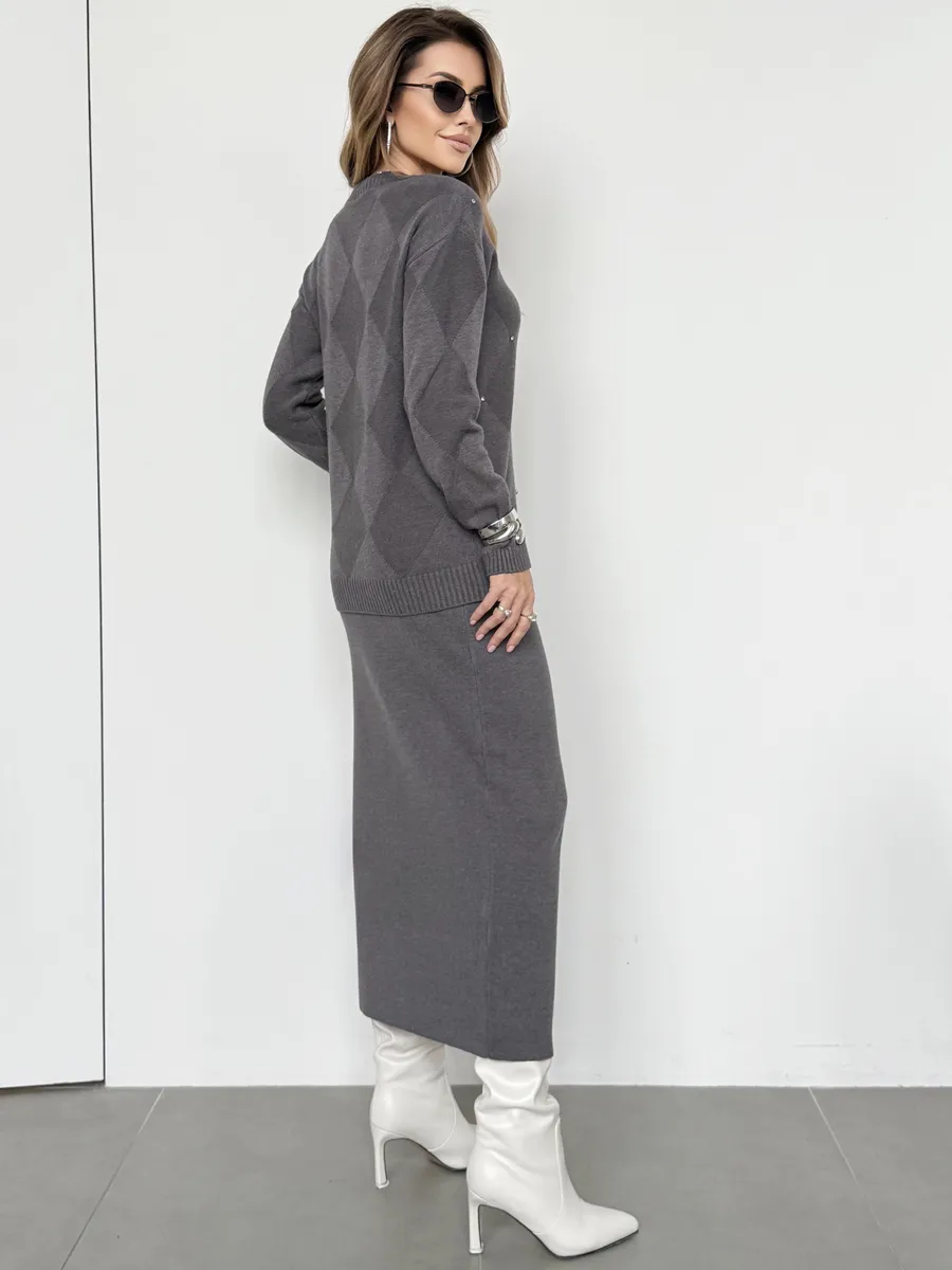 Темно-серый теплый трикотажный костюм с юбкой