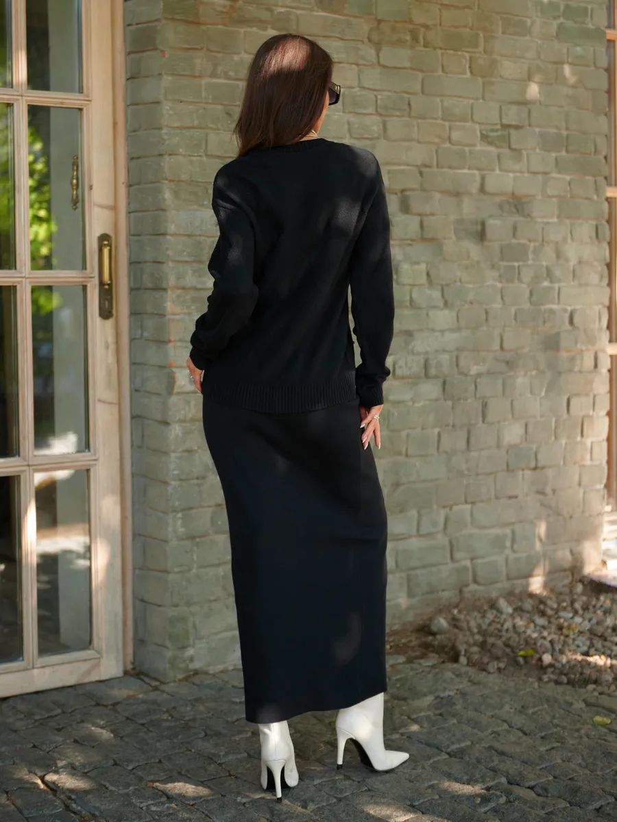 Черный теплый трикотажный костюм с юбкой