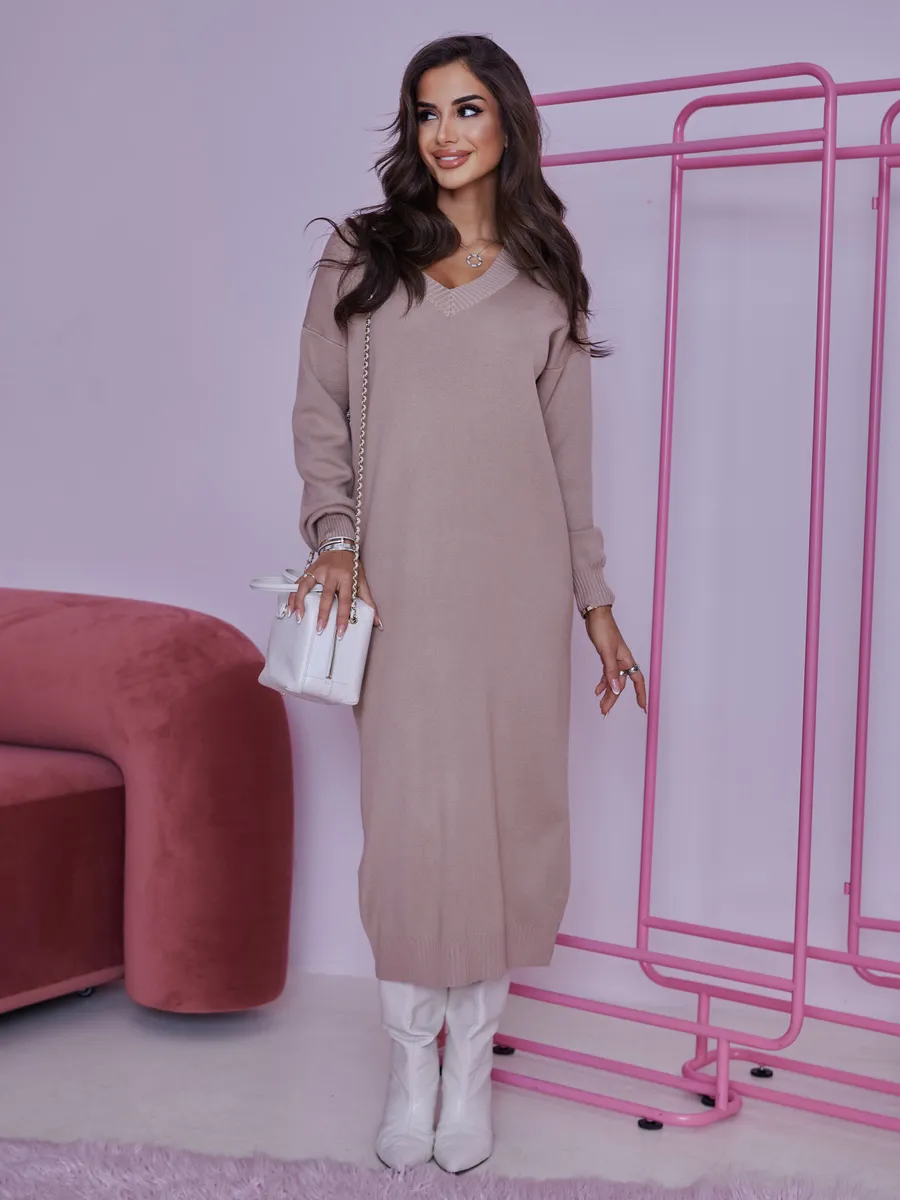 Бежевое платье осеннее теплое трикотажное длинное
