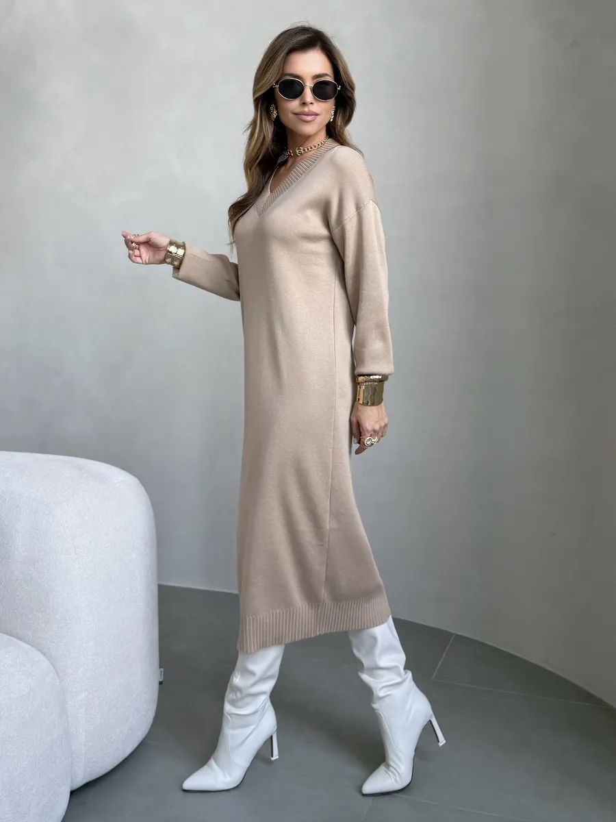 Бежевое платье осеннее теплое трикотажное длинное