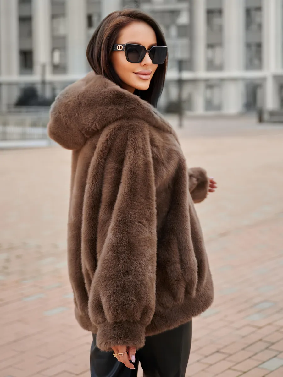 Коричневая шуба искусственная короткая