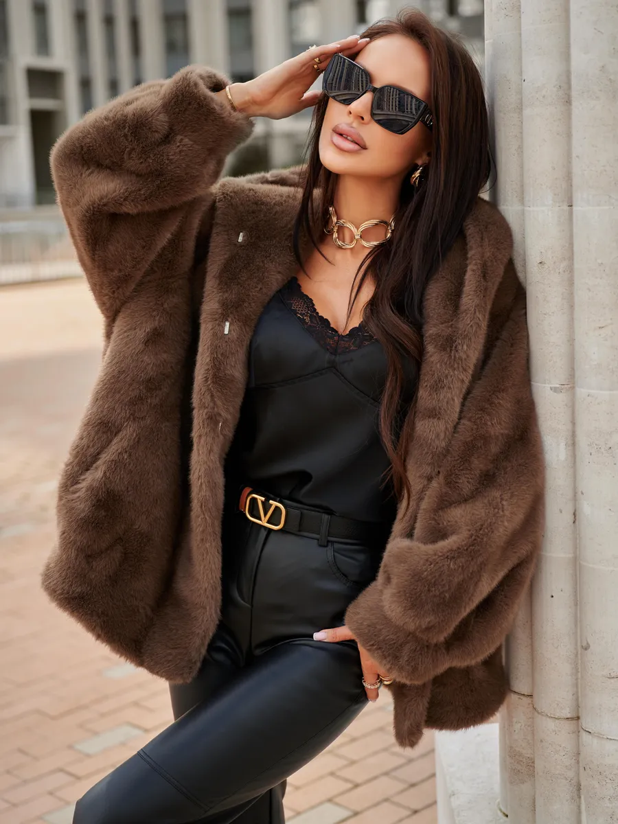 Коричневая шуба искусственная короткая