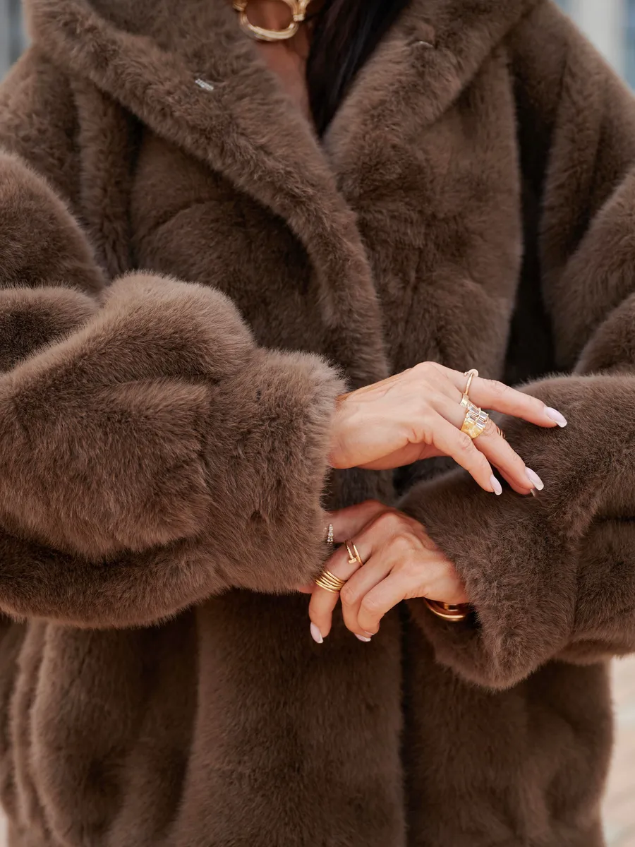 Коричневая шуба искусственная короткая