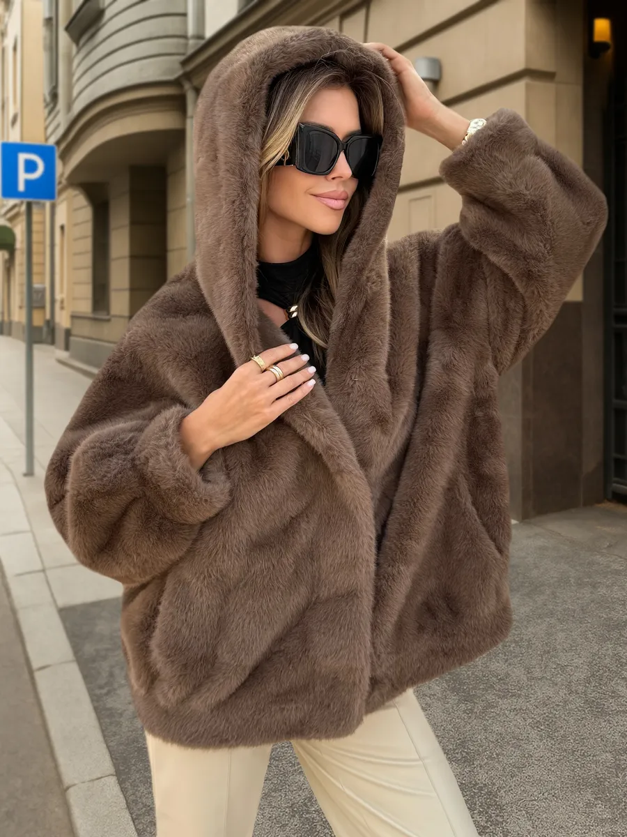 Коричневая шуба искусственная короткая