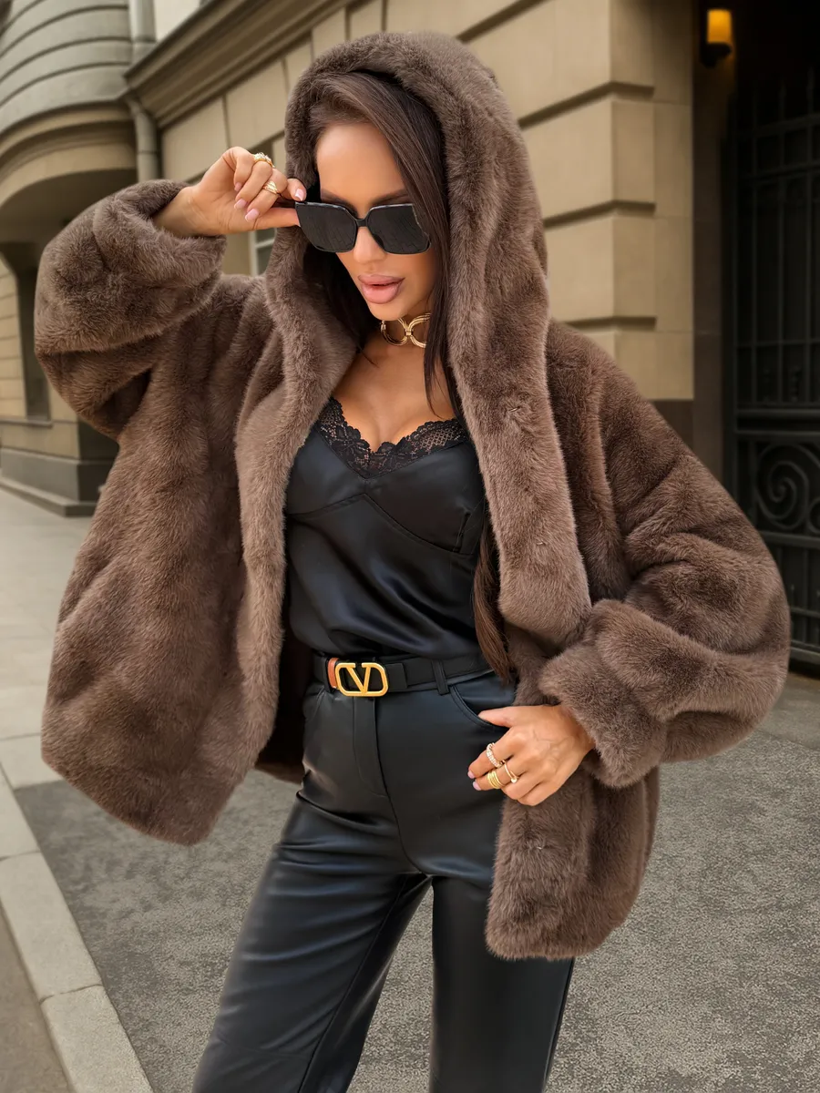 Коричневая шуба искусственная короткая