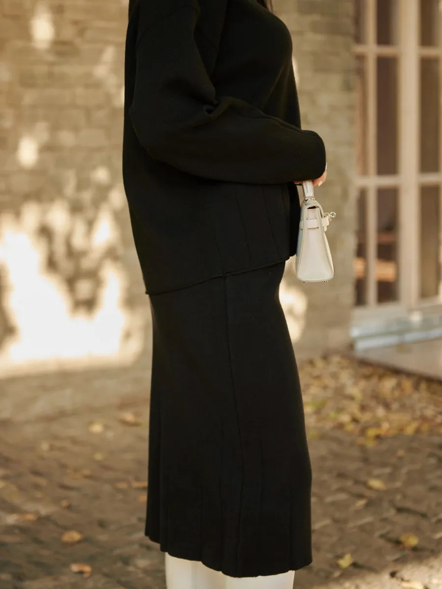 Черный костюм с юбкой теплый трикотажный