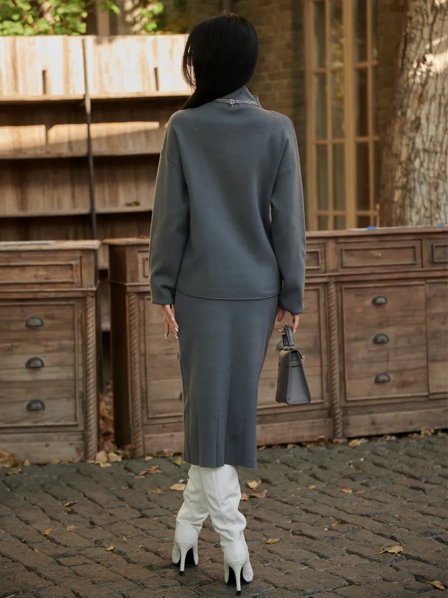 Серый костюм с юбкой теплый трикотажный