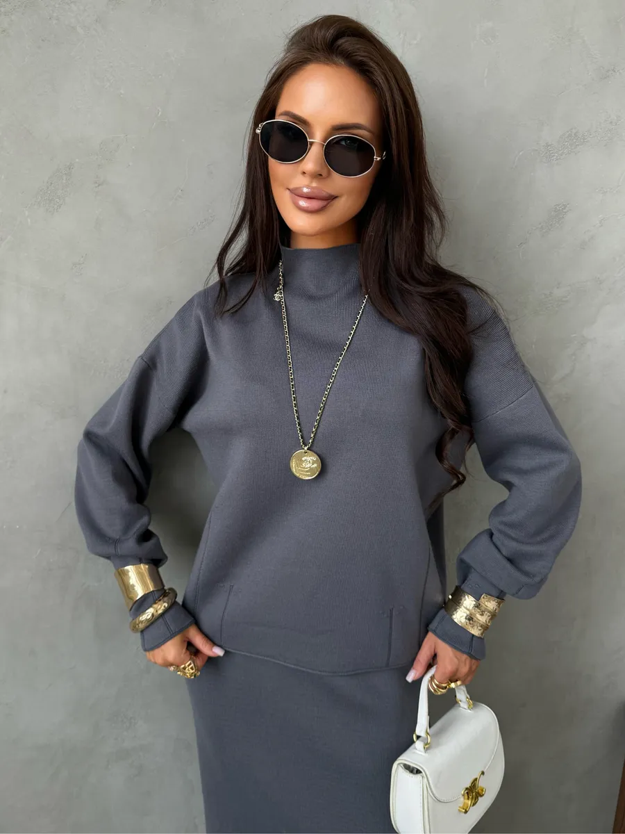 Серый костюм с юбкой теплый трикотажный