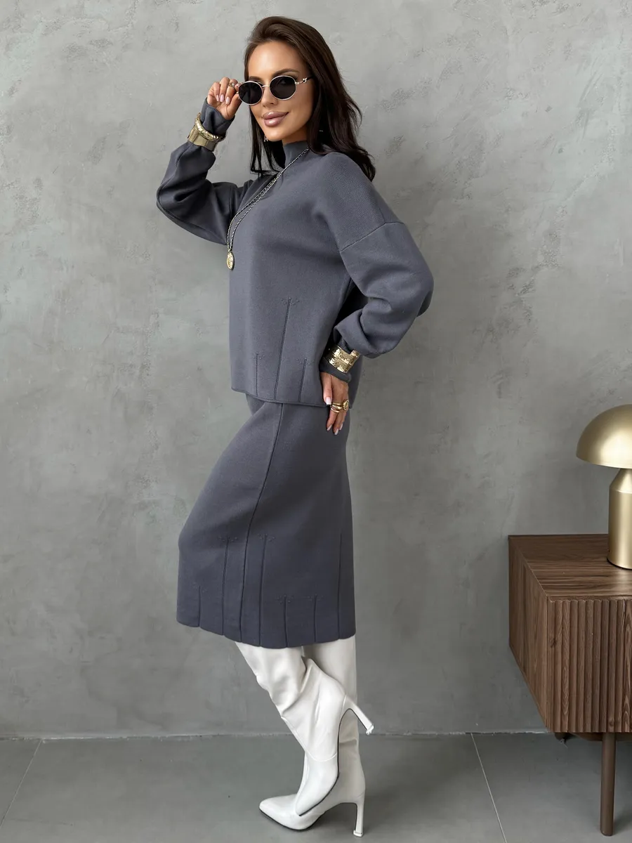 Серый костюм с юбкой теплый трикотажный