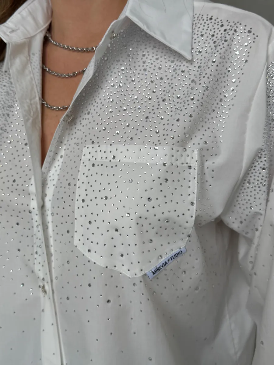 Белая нарядная рубашка оверсайз