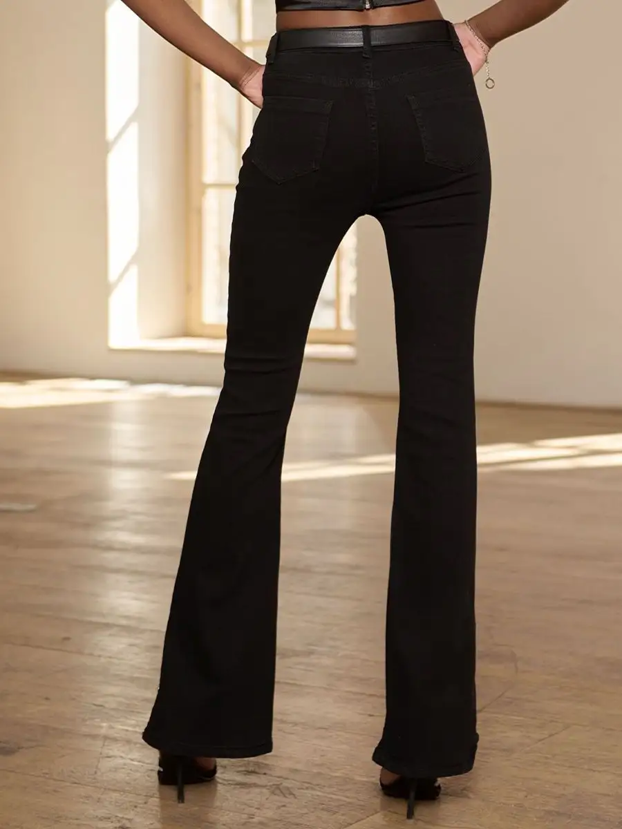 Джинсы клеш от колена с разрезами