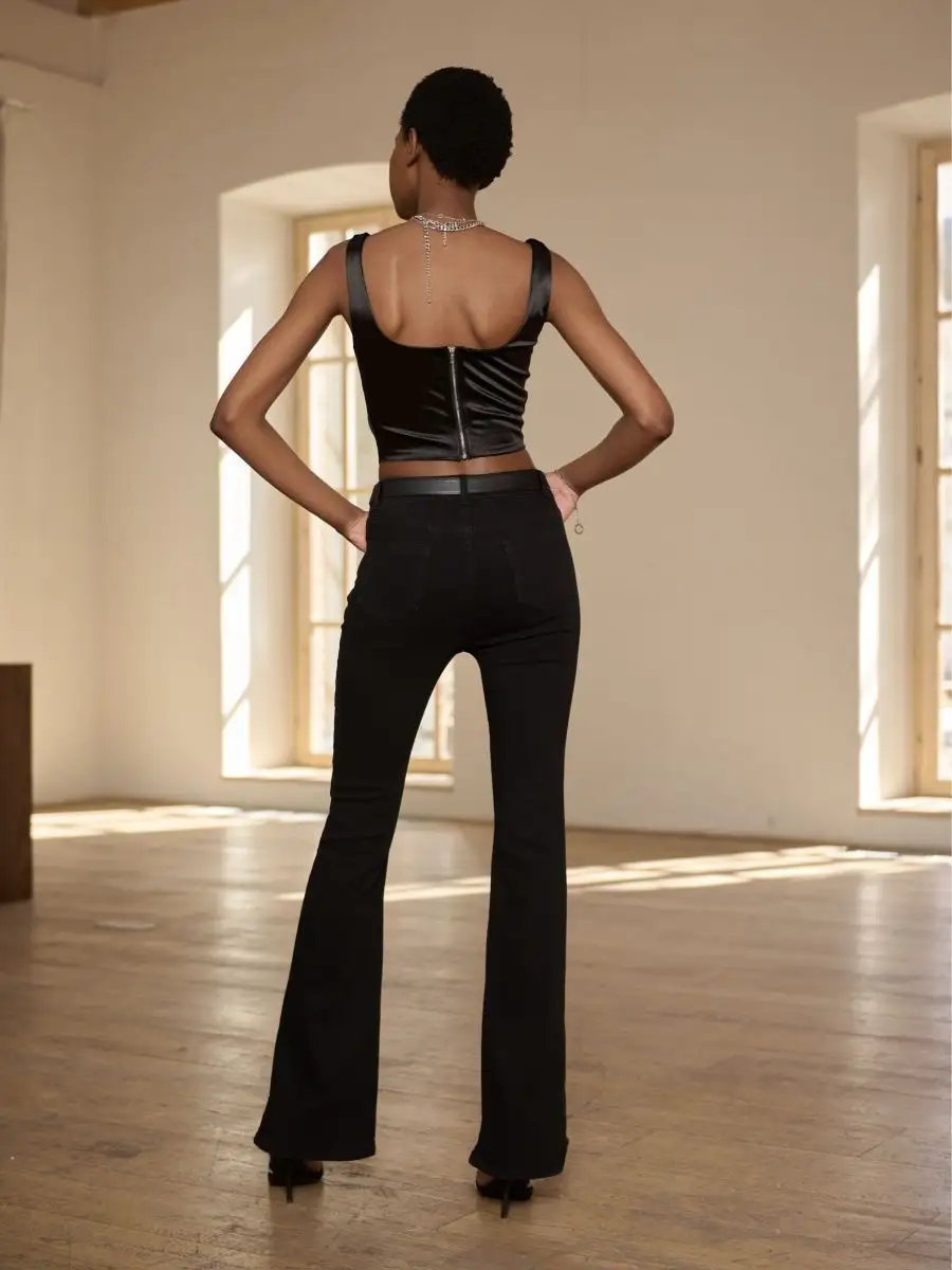 Джинсы клеш от колена с разрезами