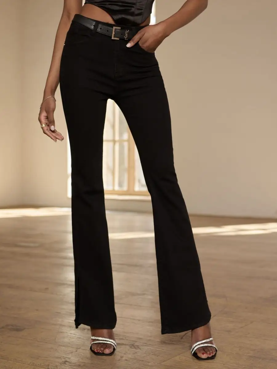 Джинсы клеш от колена с разрезами