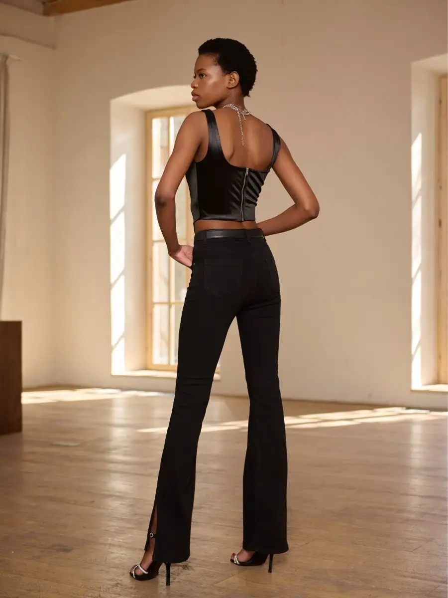 Джинсы клеш от колена с разрезами