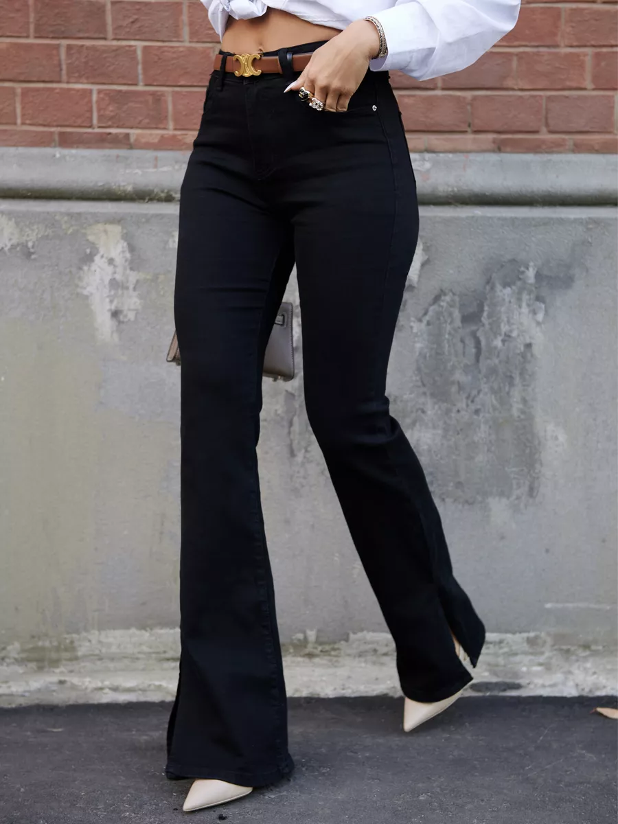 Джинсы клеш от колена с разрезами