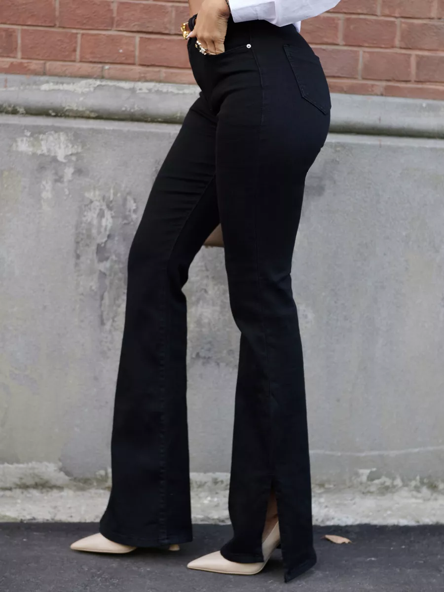 Джинсы клеш от колена с разрезами