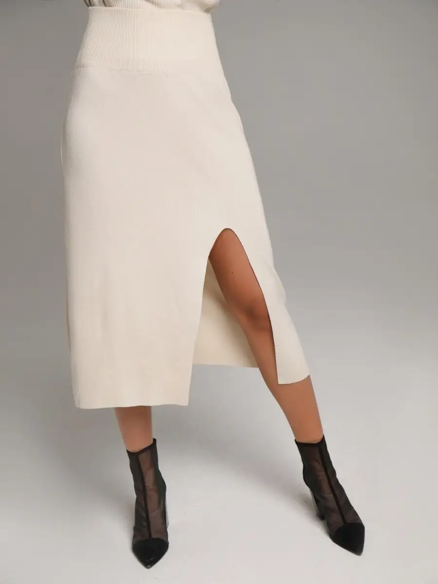 Молочный костюм женский юбочный юбка миди и джемпер кофта