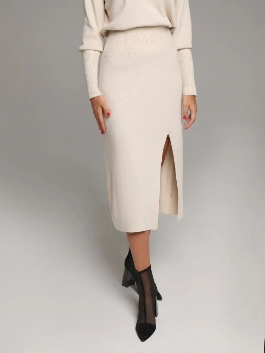 Молочный костюм женский юбочный юбка миди и джемпер кофта