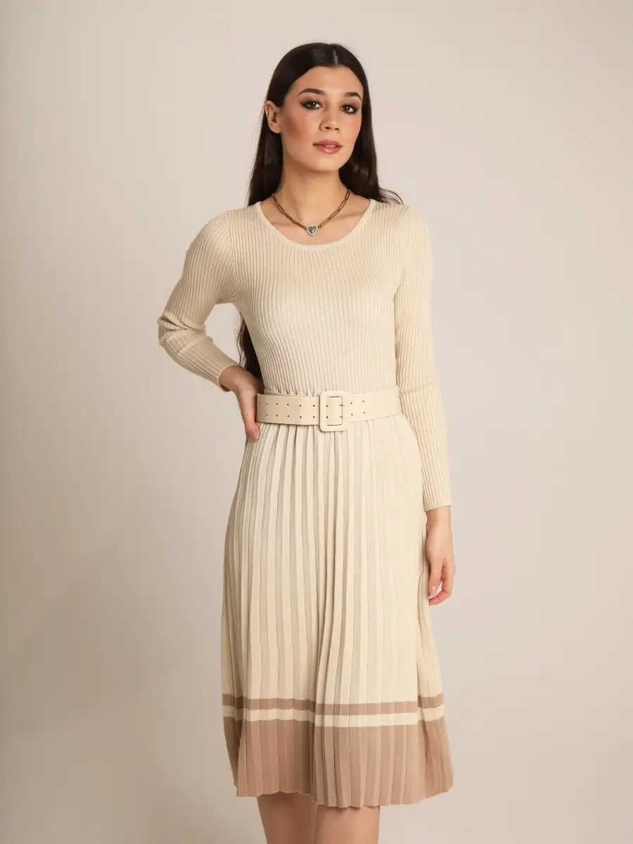 Молочное платье трикотажное ниже колена тёплое зимнее